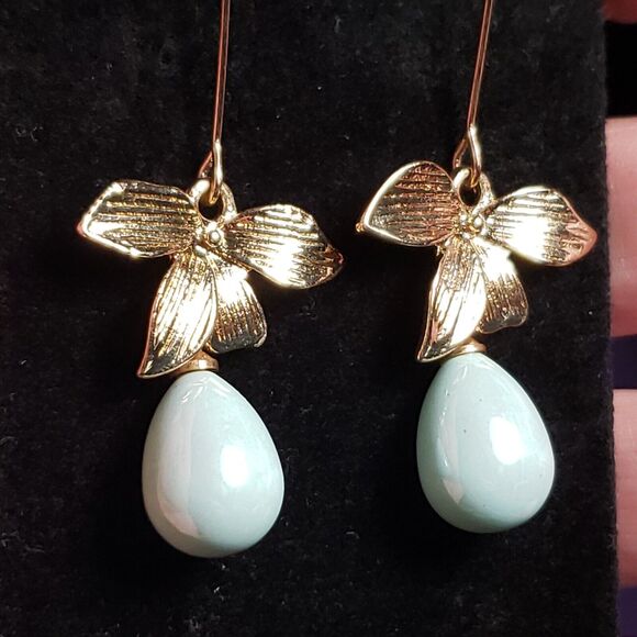 Long Wire Earrings Gold Tone Bows & Pearlescent Mint Green Egg Shaped Dangles - Picture 5 of 10